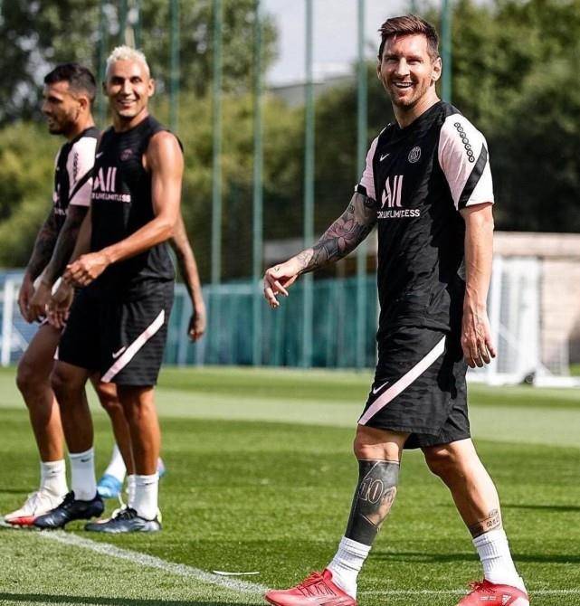 显得稍逊一 显得稍逊一